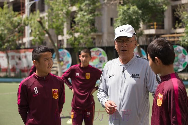 名宿辅导团助力新疆青少年足球发展 名宿辅导团助力新疆青少年足球发展